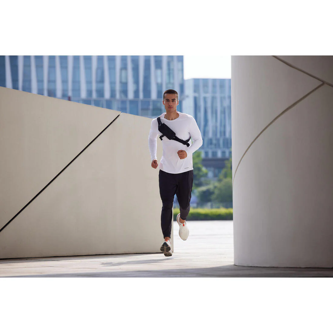 BOLSO DE RUNNING 2 POSICIONES UNISEX- KIPRUN 0,5 L NEGRO - Image 11