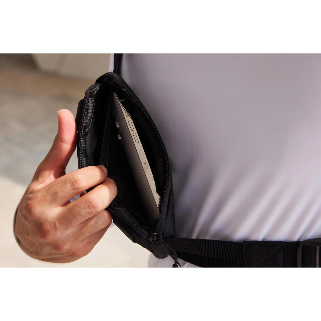 BOLSO DE RUNNING 2 POSICIONES UNISEX- KIPRUN 0,5 L NEGRO - Image 14