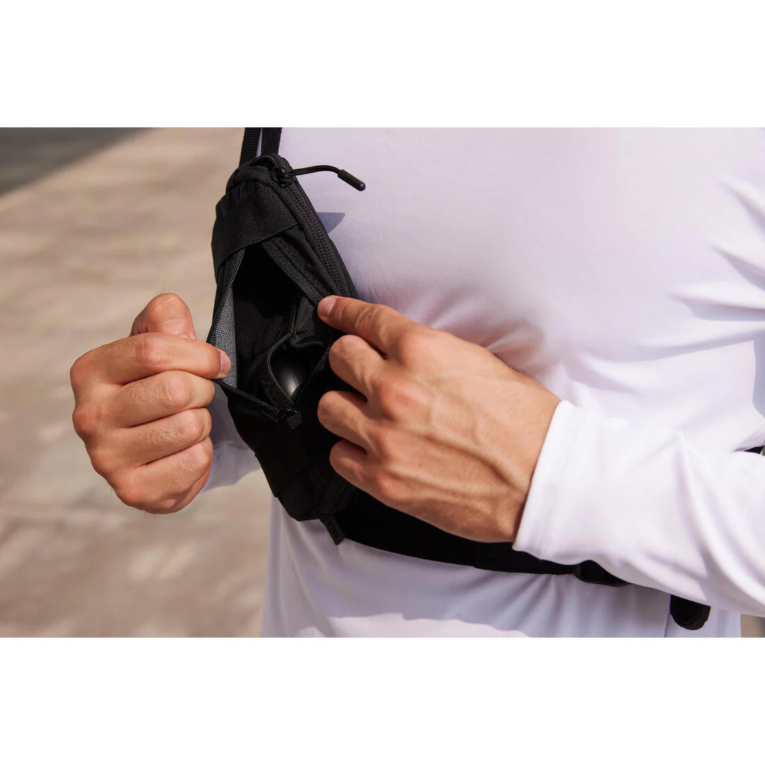 BOLSO DE RUNNING 2 POSICIONES UNISEX- KIPRUN 0,5 L NEGRO - Image 15