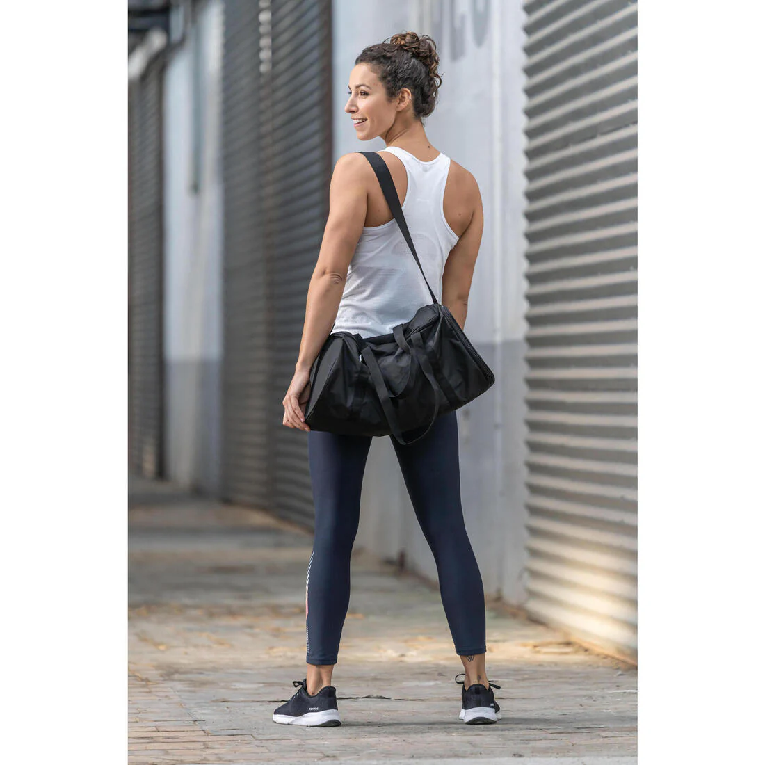 BOLSO FITNESS NEGRO 20 L - Image 19