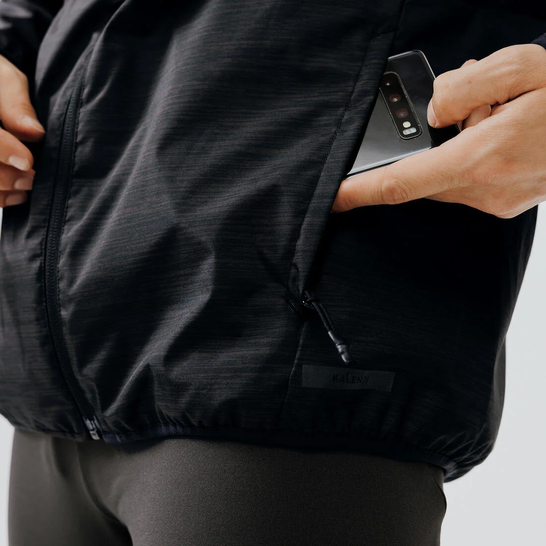 CHAQUETA IMPERMEABLE DE RUNNING HOMBRE KIPRUN RUN 100 NEGRO - Image 6