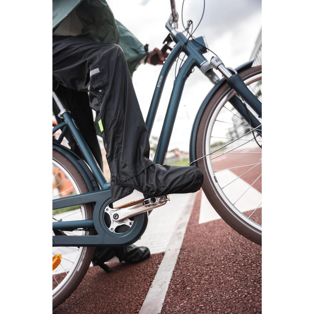 CUBREPANTALÓN CICLISMO URBANO 100 NEGRO IMPERMEABLE CUBRECALZADO INTEGRADO - Image 16