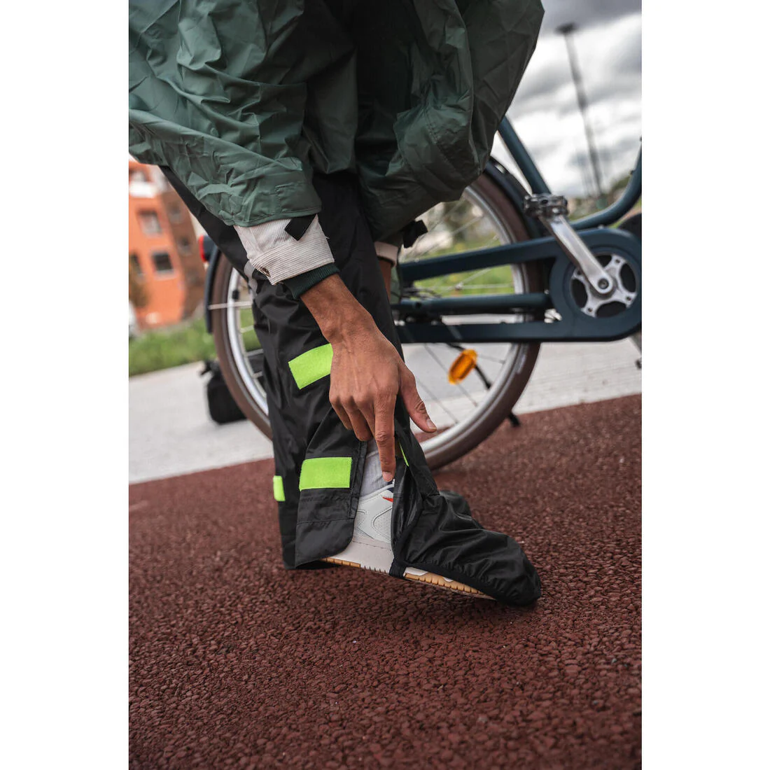 CUBREPANTALÓN CICLISMO URBANO 100 NEGRO IMPERMEABLE CUBRECALZADO INTEGRADO - Image 17