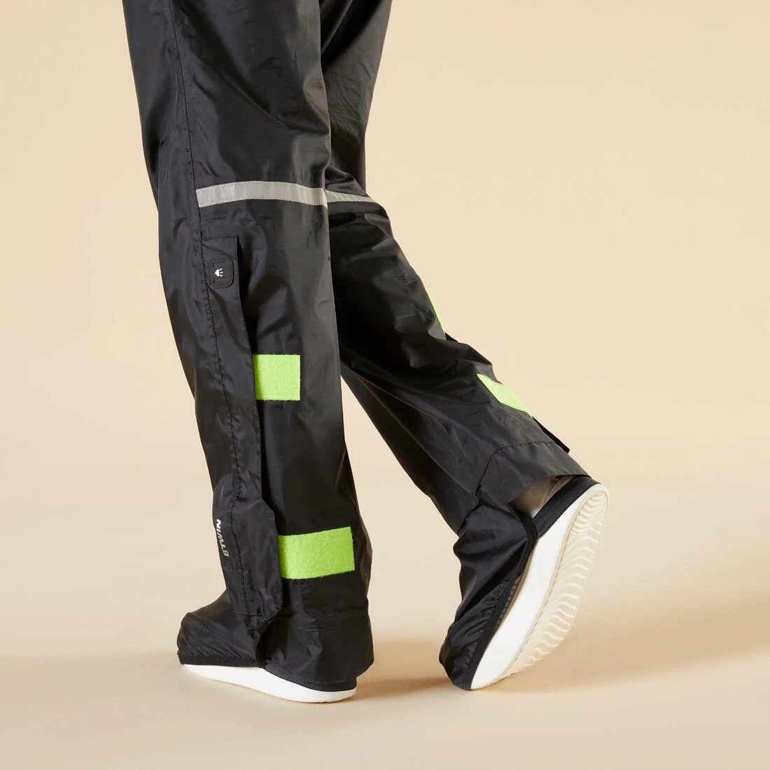 CUBREPANTALÓN CICLISMO URBANO 100 NEGRO IMPERMEABLE CUBRECALZADO INTEGRADO - Image 4
