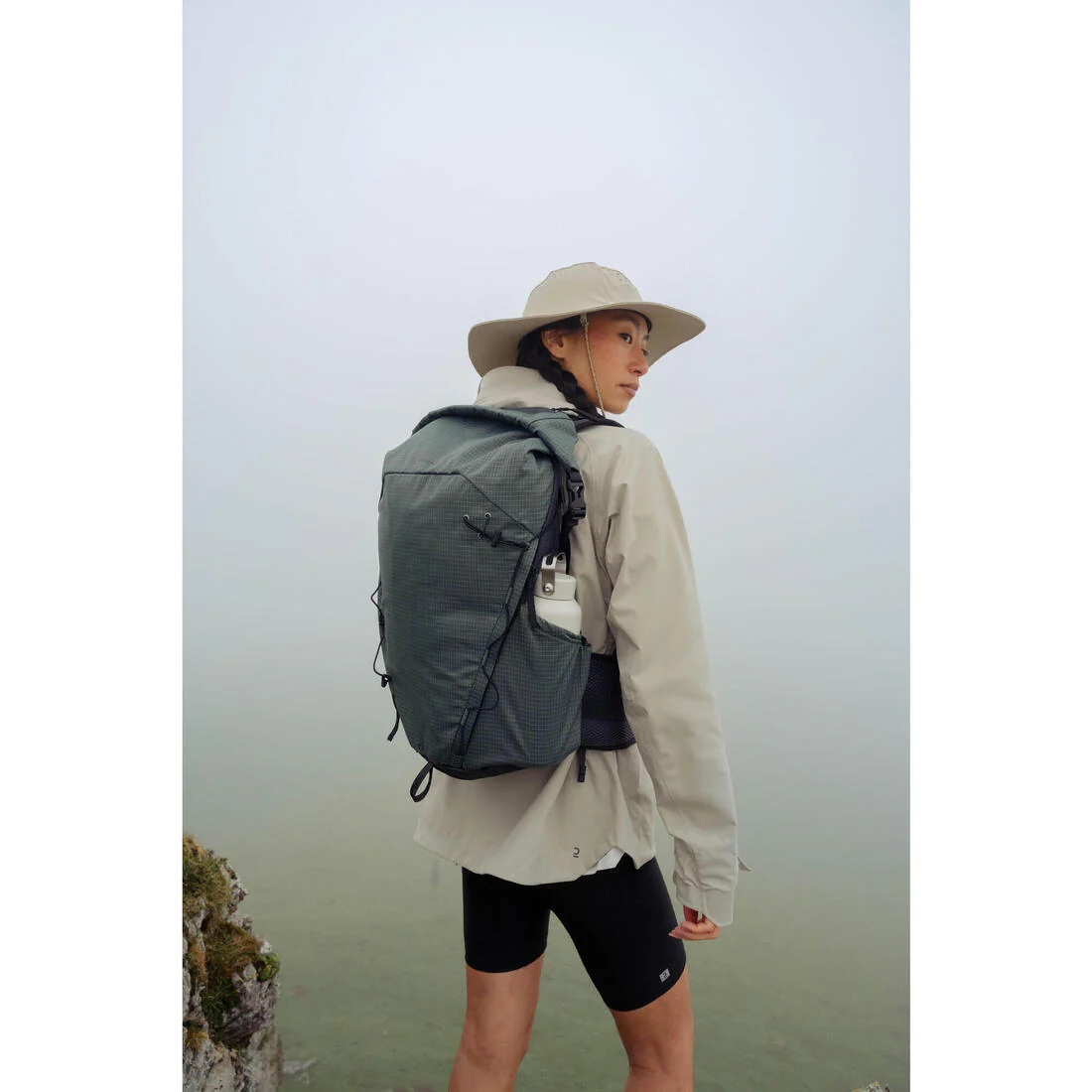 Mochila trekking 22L ultra liviana MT500 - Image 30