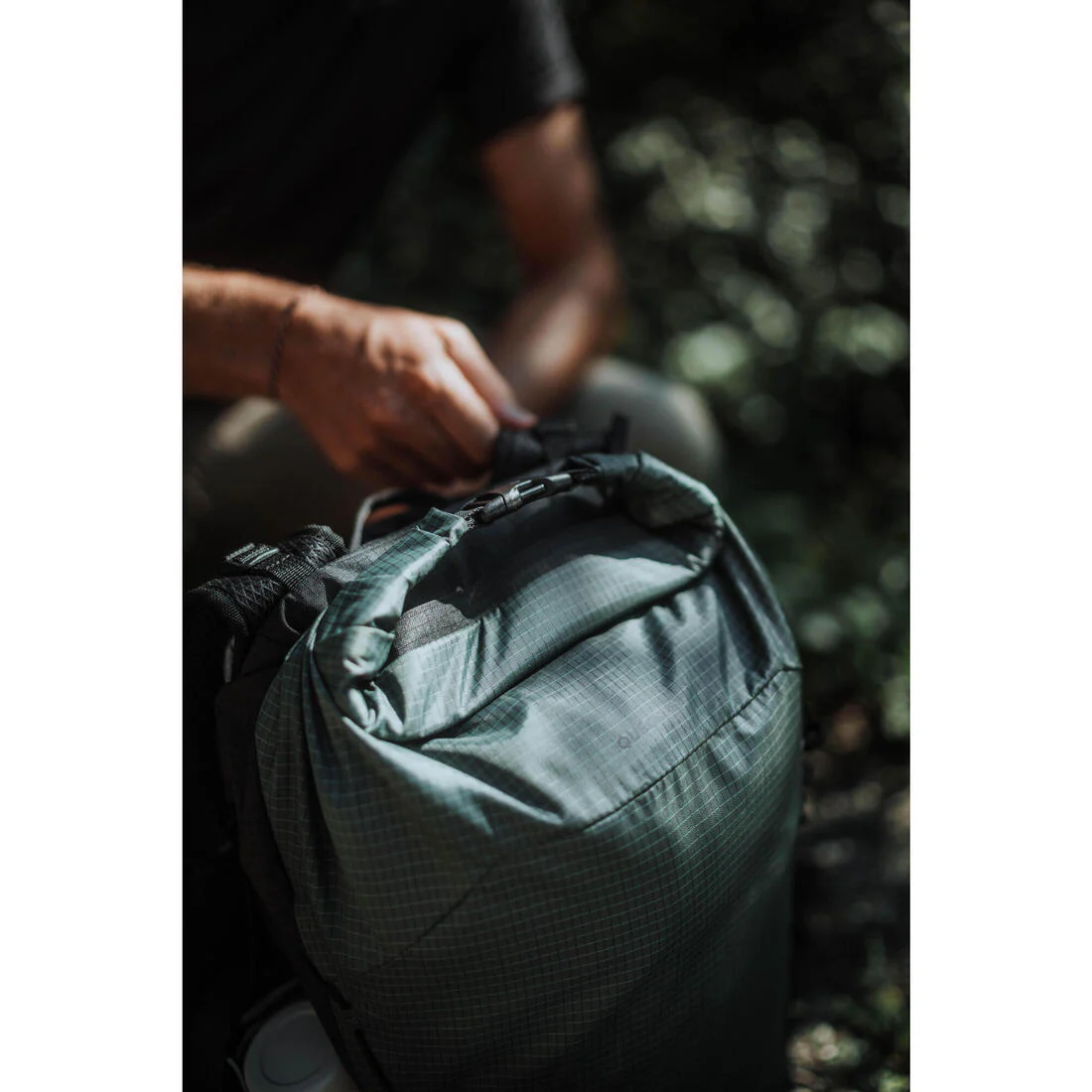 Mochila trekking 22L ultra liviana MT500 - Image 34