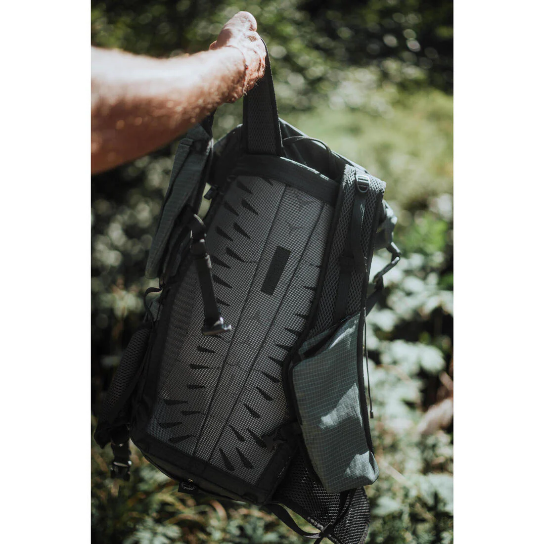 Mochila trekking 22L ultra liviana MT500 - Image 35