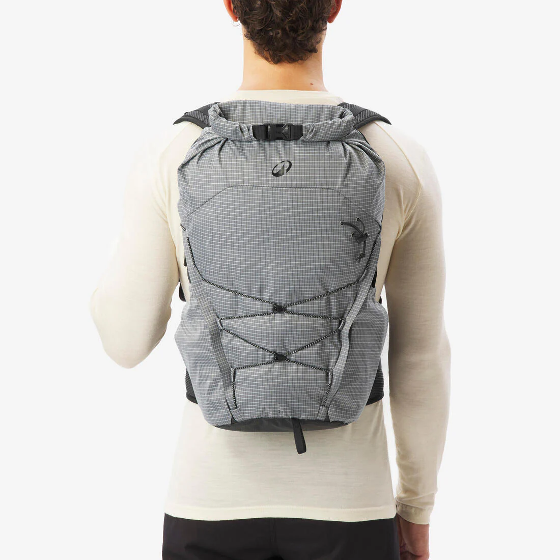 Mochila trekking 22L ultra liviana MT500 - Image 4