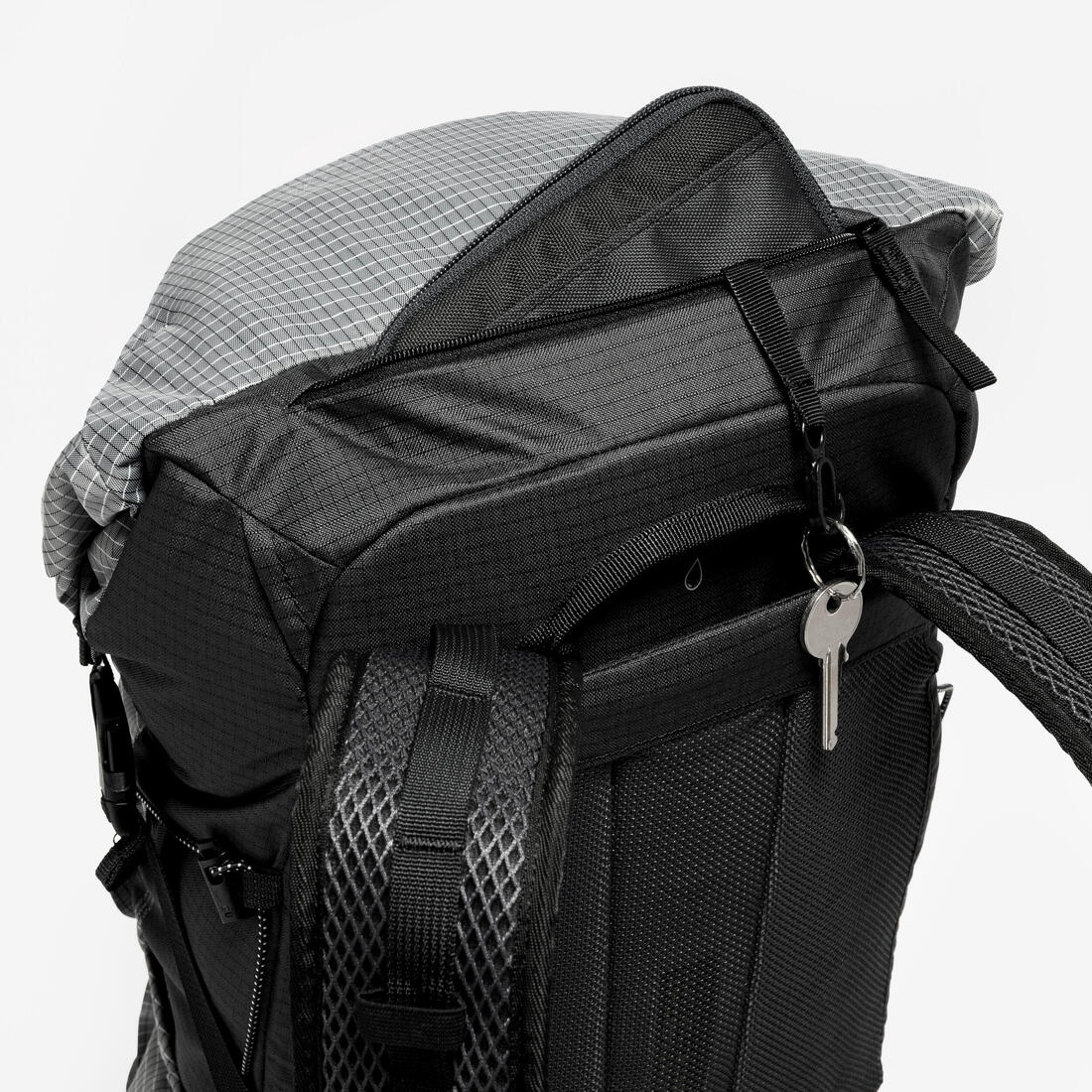Mochila trekking 22L ultra liviana MT500 - Image 9