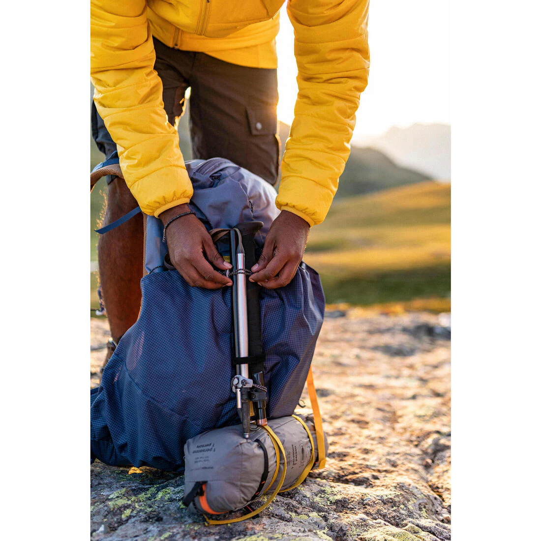 Mochila trekking 50+10L ultra liviana MT900 - Image 13