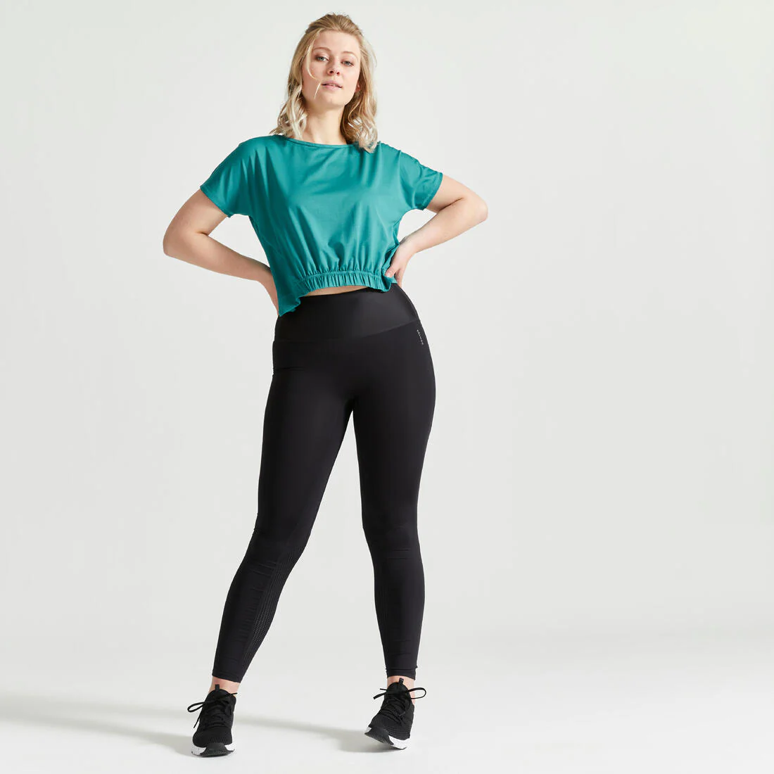 POLERA DEPORTIVA MUJER CROP TOP CELESTE FTS 520 - Image 2