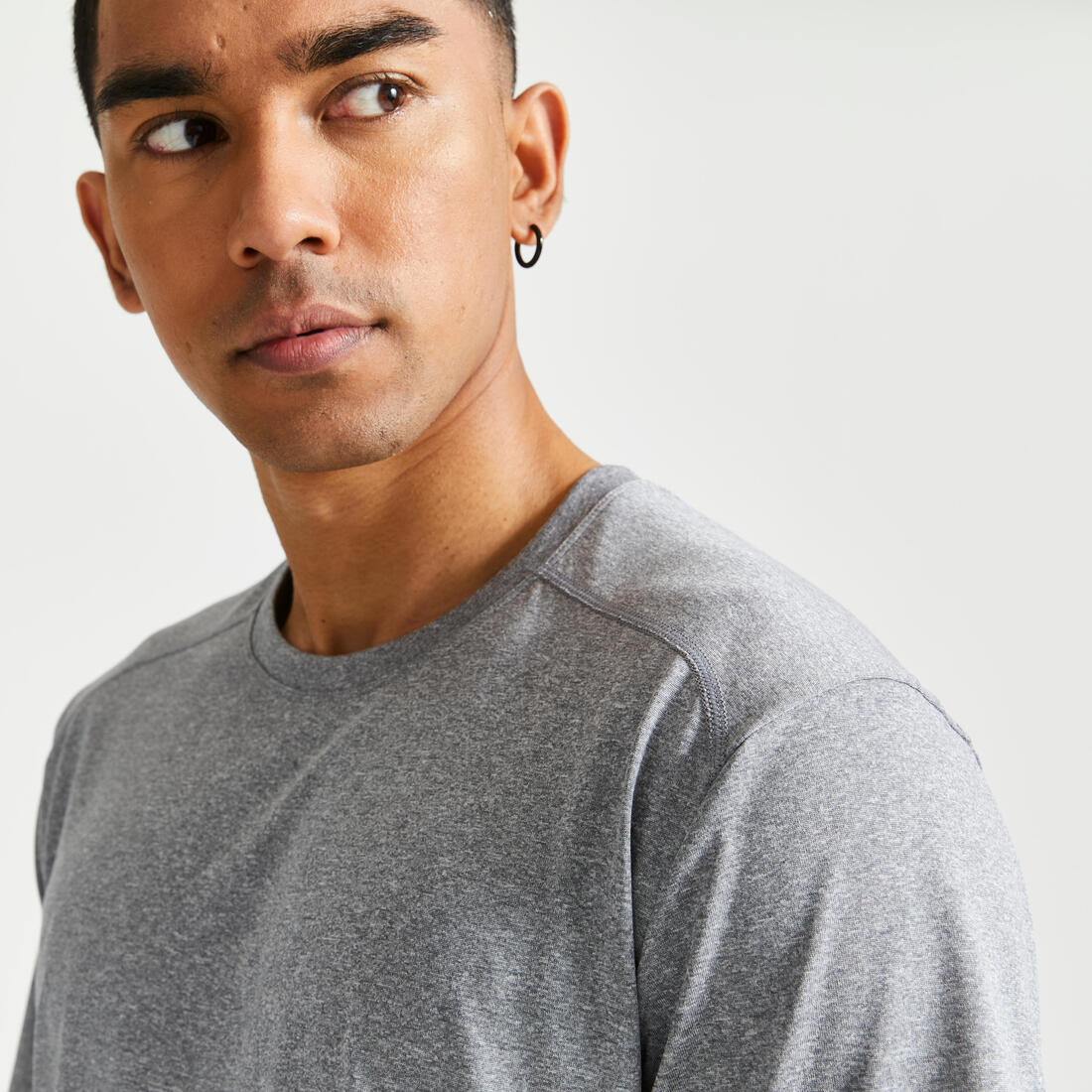 POLERA FITNESS ESSENTIAL HOMBRE JASPEADO TRANSPIRABLE CUELLO REDONDO - Image 6