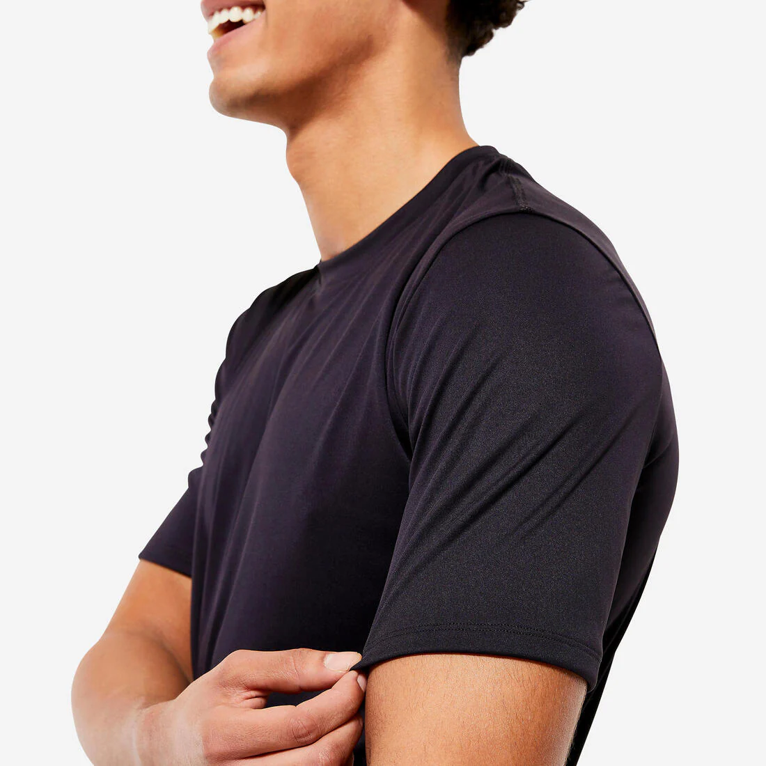 Polera Fitness Essential Negro Manga Corta Cuello Redondo Transpirable - Image 23