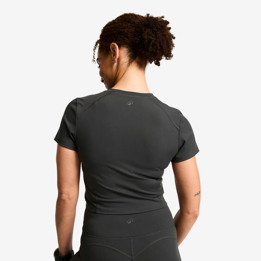 Camiseta Deportiva Mujer Gris Oscuro Manga Corta - Image 2