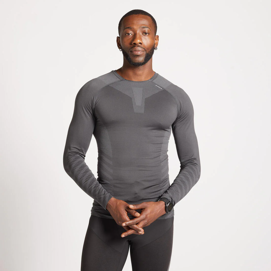 POLERA RUNNING HOMBRE MANGA LARGA KIPRUN RUN 500 SLIM SIN COSTURAS GRIS - Image 2