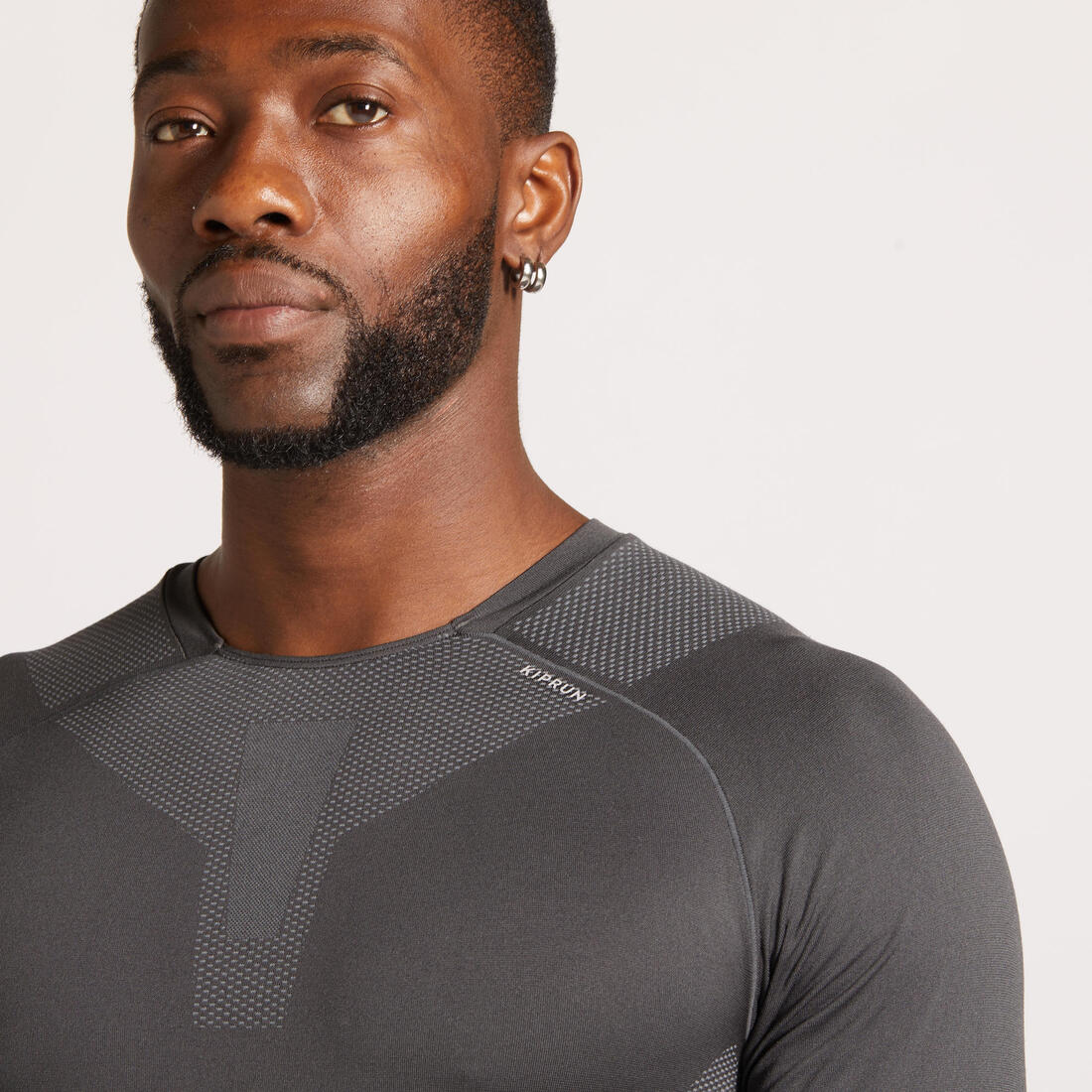 POLERA RUNNING HOMBRE MANGA LARGA KIPRUN RUN 500 SLIM SIN COSTURAS GRIS - Image 3