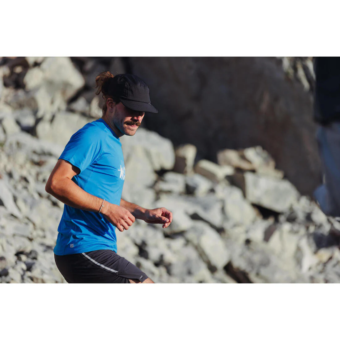 POLERA RUNNING RESISTENTE HOMBRE KIPRUN RUN 500 DISEÑO AZUL MEDITERRÁNEO - Image 11