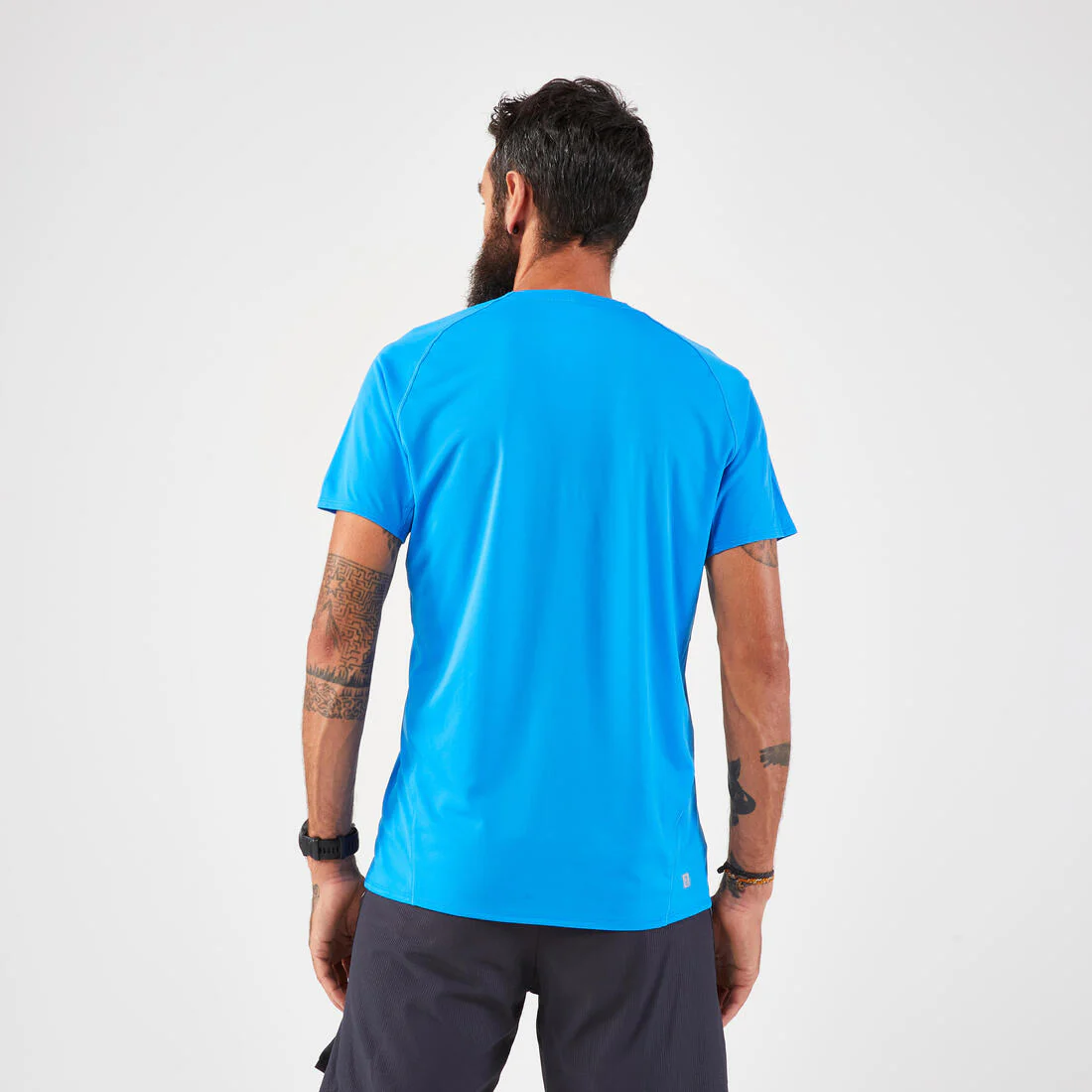 POLERA RUNNING RESISTENTE HOMBRE KIPRUN RUN 500 DISEÑO AZUL MEDITERRÁNEO - Image 3