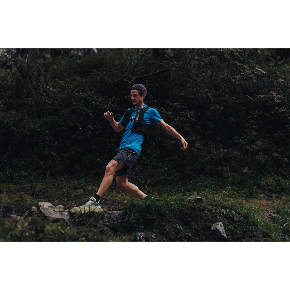POLERA RUNNING RESISTENTE HOMBRE KIPRUN RUN 500 DISEÑO AZUL MEDITERRÁNEO - Image 8