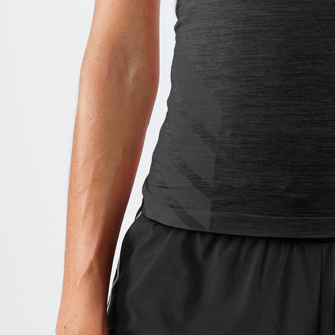 POLERA RUNNING TRAIL SLIM SIN COSTURAS MUJER KIPRUN RUN 500 CONFORT SLIM - Image 11