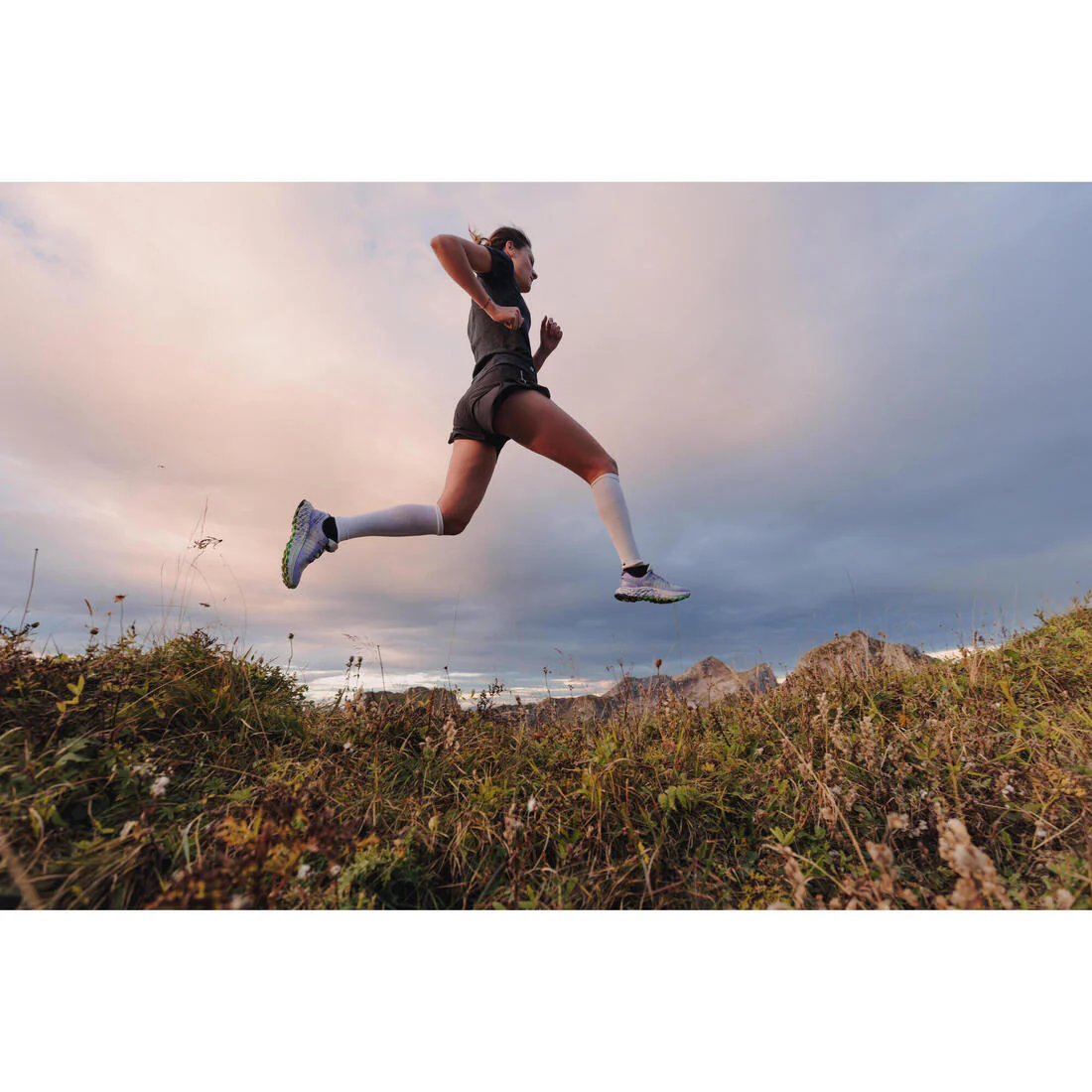 POLERA RUNNING TRAIL SLIM SIN COSTURAS MUJER KIPRUN RUN 500 CONFORT SLIM - Image 17