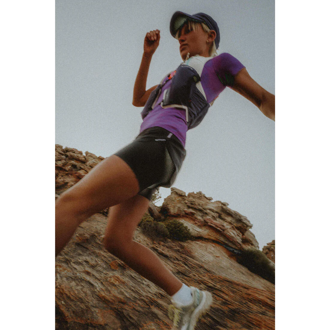 POLERA RUNNING TRAIL SLIM SIN COSTURAS MUJER KIPRUN RUN 500 CONFORT SLIM - Image 18