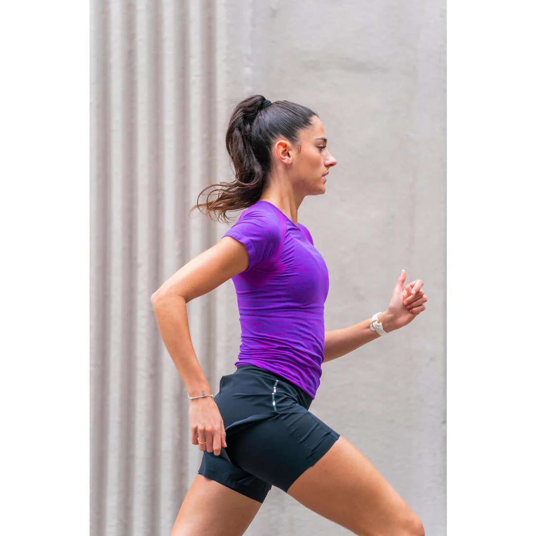 POLERA RUNNING TRAIL SLIM SIN COSTURAS MUJER KIPRUN RUN 500 CONFORT SLIM - Image 19