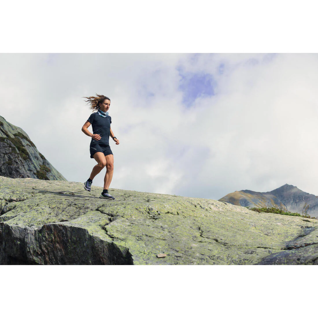 POLERA RUNNING TRAIL SLIM SIN COSTURAS MUJER KIPRUN RUN 500 CONFORT SLIM - Image 20