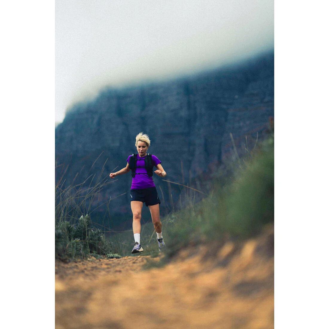 POLERA RUNNING TRAIL SLIM SIN COSTURAS MUJER KIPRUN RUN 500 CONFORT SLIM - Image 22