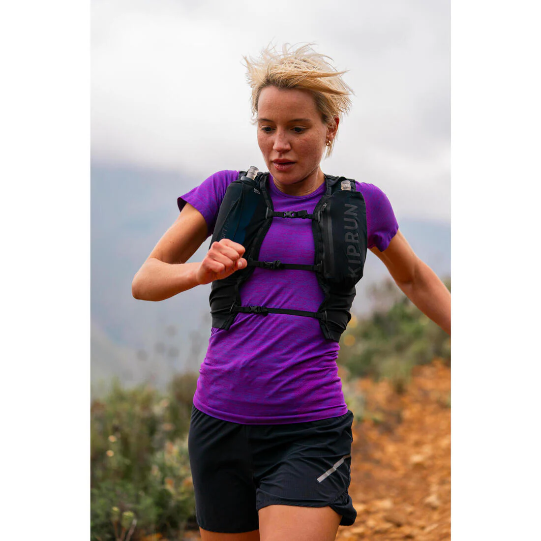 POLERA RUNNING TRAIL SLIM SIN COSTURAS MUJER KIPRUN RUN 500 CONFORT SLIM - Image 24