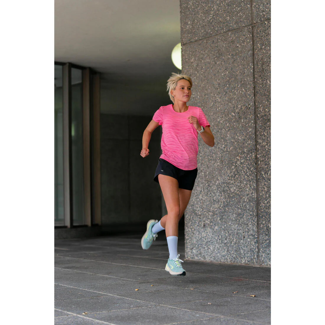 POLERA SIN COSTURAS MUJER KIPRUN RUN 500 COMODIDAD - Image 11