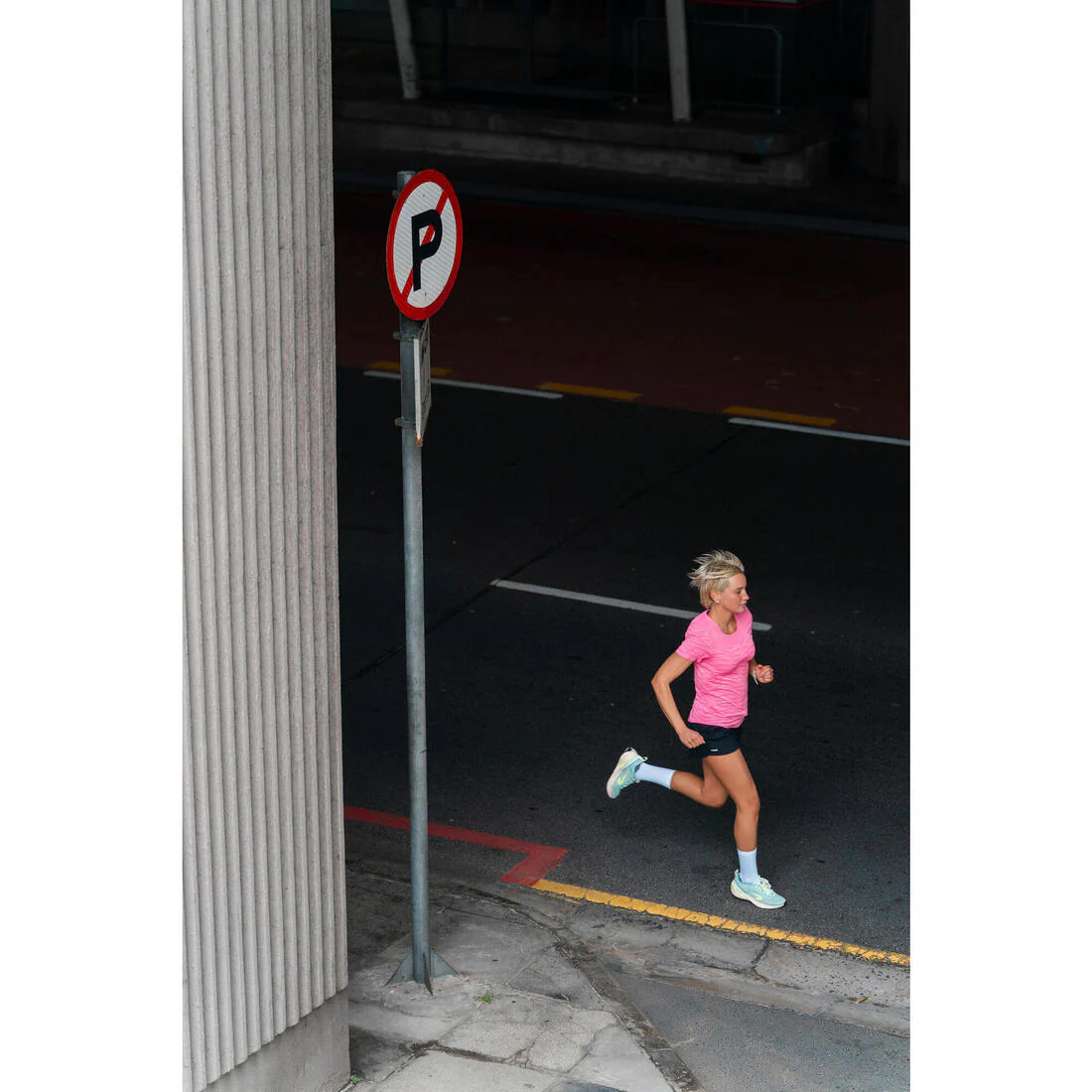 POLERA SIN COSTURAS MUJER KIPRUN RUN 500 COMODIDAD - Image 12