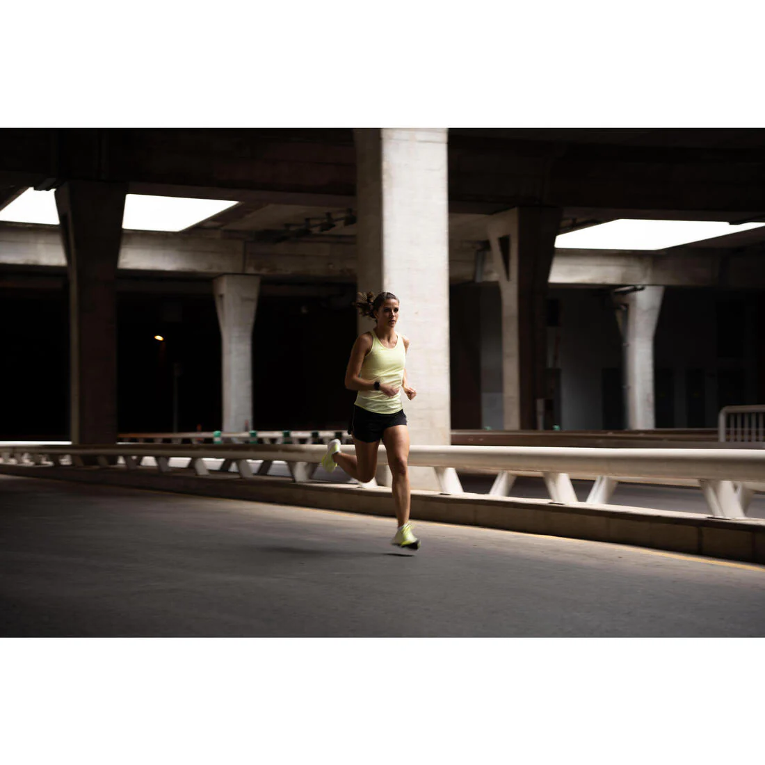POLERA SOSTÉN INTEGRADO RUNNING MUJER KIPRUN RUN500 COMODIDAD - Image 9