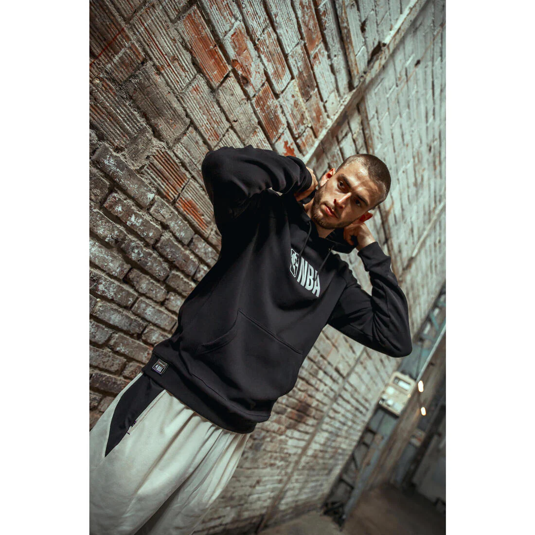 POLERÓN CON GORRO ADULTO HOODIE 900 NBA - Image 10