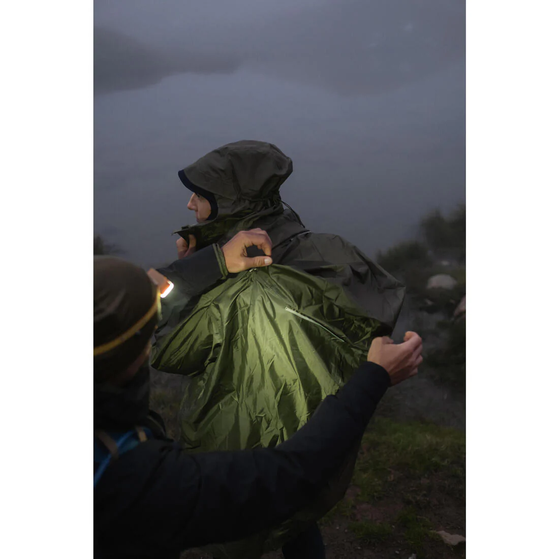 PONCHO IMPERMEABLE DE SENDERISMO AJUSTABLE 75 L MÁX MT900 2.0 CAQUI - Image 13