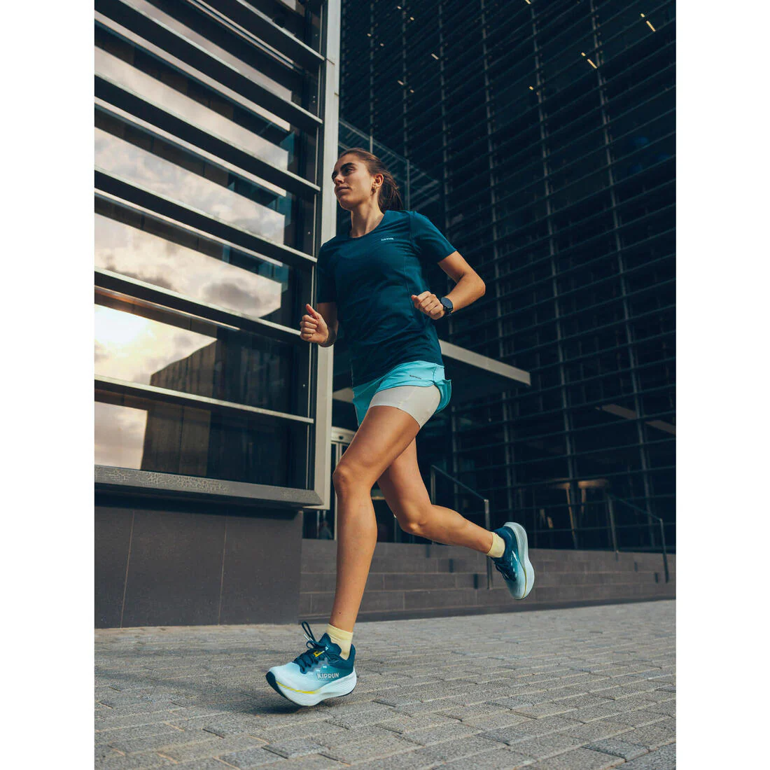 SHORT 2 EN 1 DE RUNNING & TRAILMUJER  KIPRUN RUN 500 - Image 15