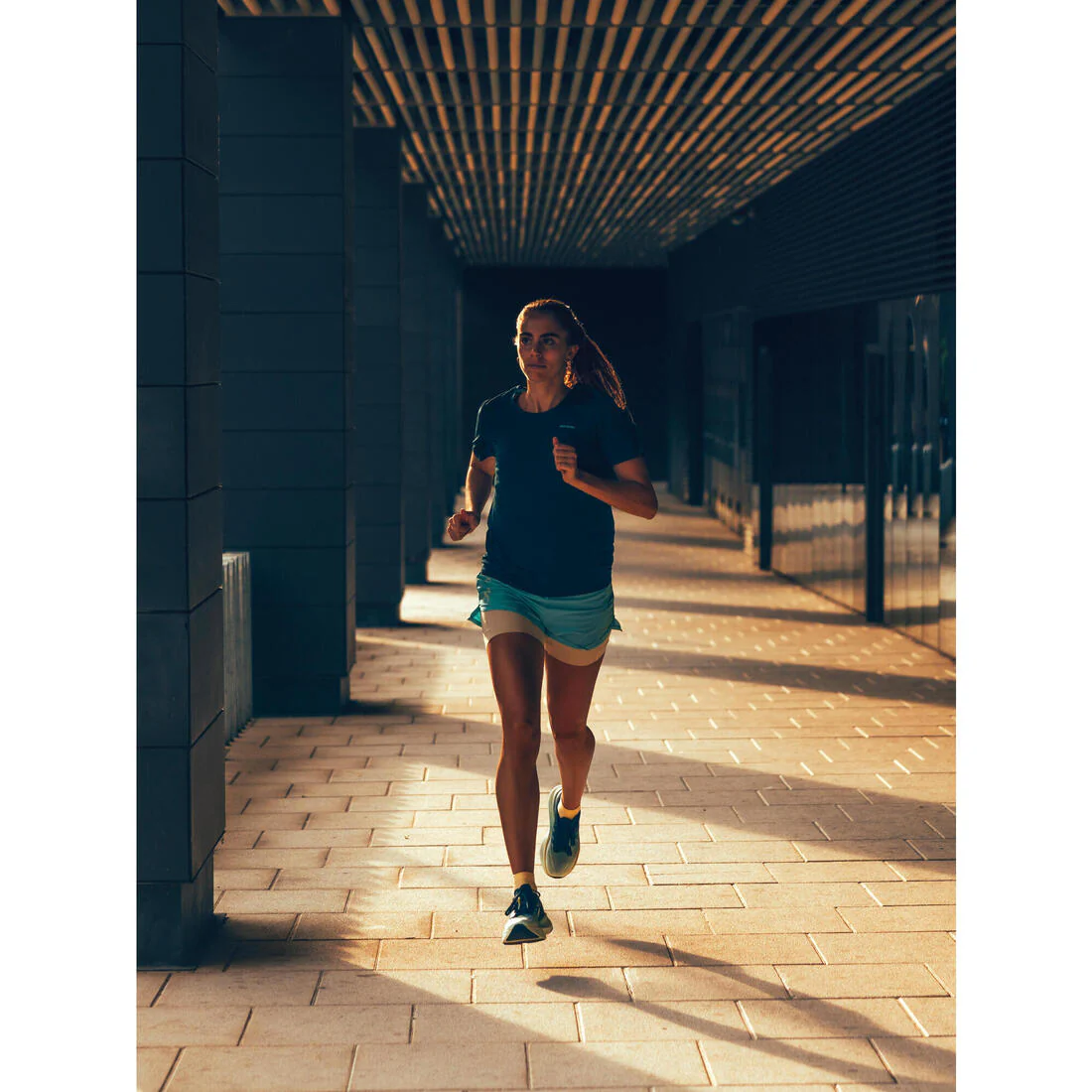 SHORT 2 EN 1 DE RUNNING & TRAILMUJER  KIPRUN RUN 500 - Image 21