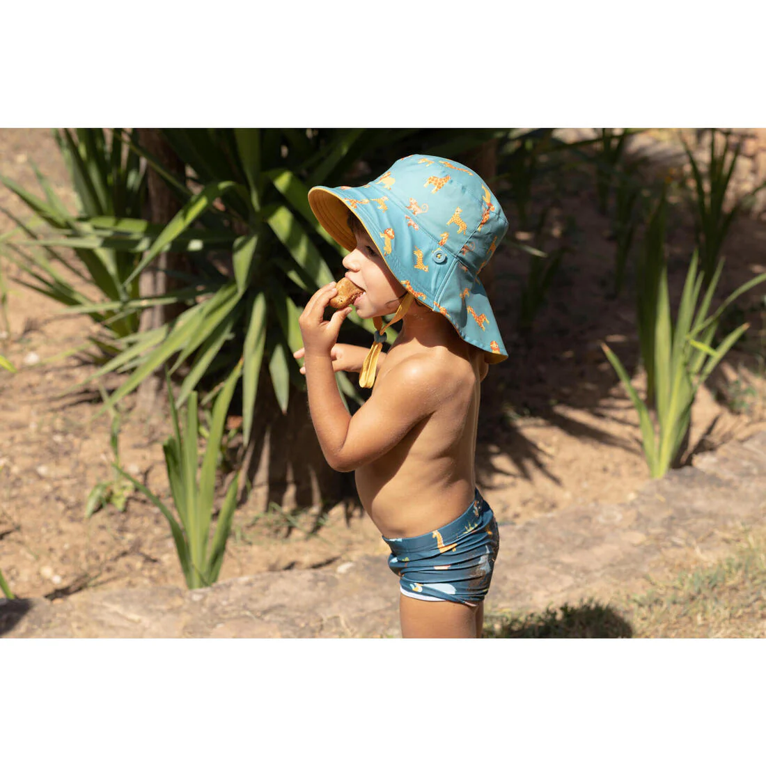 Sombrero bebé filtro UV reversible amarillo azul con estampado selva - Image 19